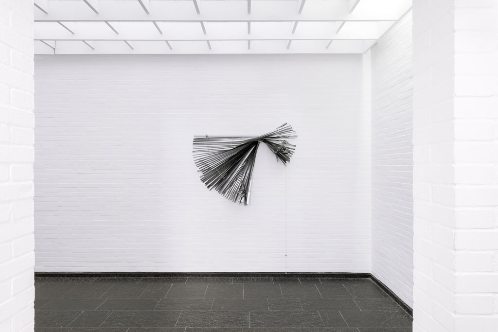 Privatsphäre, Gemeinschaftsarbeit mit Ralf Homann, Aluminium, Faden, 2,1 x 1,4 x 0,3 m