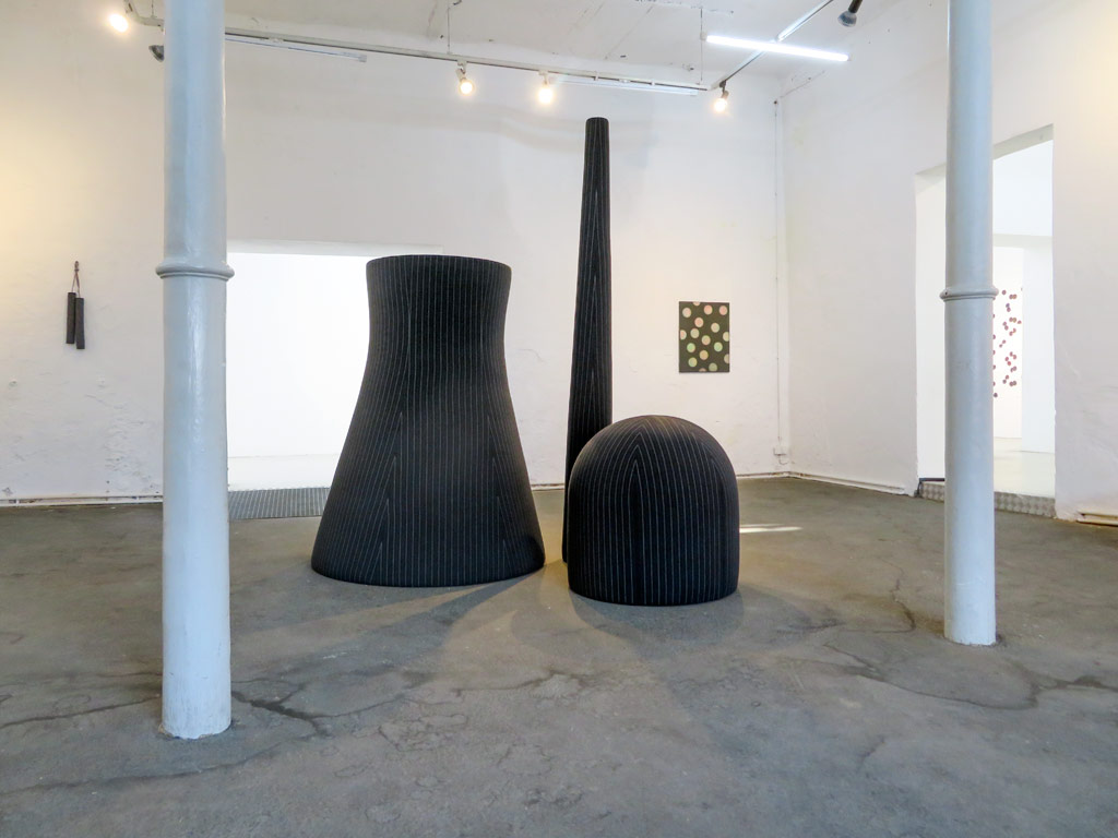 Große Vase mit Zubehör, 2013, Holz, Styropor, Diolenwatte, Anzugsstoff, 220 x 140 x 242 cm